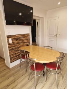 Appartements 02 - Tres joli 2 pieces avec 3 lits pouvant accueillir jusqu'a 5 personnes, situe au rdc avec entree independante, une place de parking reservee devant l'entree et terrasse sur l'arriere donnant sur parc arbore, tout le linge de maison est fourni : photos des chambres