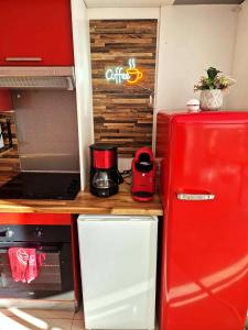 Appartements 02 - Tres joli 2 pieces avec 3 lits pouvant accueillir jusqu'a 5 personnes, situe au rdc avec entree independante, une place de parking reservee devant l'entree et terrasse sur l'arriere donnant sur parc arbore, tout le linge de maison est fourni : photos des chambres