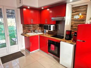 Appartements 02 - Tres joli 2 pieces avec 3 lits pouvant accueillir jusqu'a 5 personnes, situe au rdc avec entree independante, une place de parking reservee devant l'entree et terrasse sur l'arriere donnant sur parc arbore, tout le linge de maison est fourni : photos des chambres