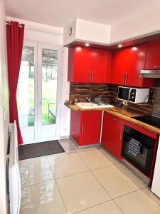 Appartements 02 - Tres joli 2 pieces avec 3 lits pouvant accueillir jusqu'a 5 personnes, situe au rdc avec entree independante, une place de parking reservee devant l'entree et terrasse sur l'arriere donnant sur parc arbore, tout le linge de maison est fourni : photos des chambres