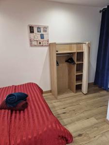 Appartements 02 - Tres joli 2 pieces avec 3 lits pouvant accueillir jusqu'a 5 personnes, situe au rdc avec entree independante, une place de parking reservee devant l'entree et terrasse sur l'arriere donnant sur parc arbore, tout le linge de maison est fourni : photos des chambres