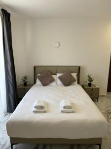 Spacious New 1 Bed with Balcony - by HostMT