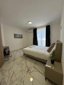 Spacious New 1 Bed with Balcony