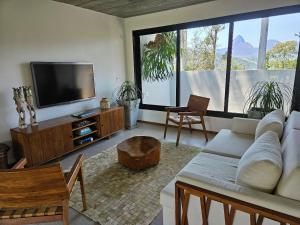 Alto Itaipava, 3 suítes AC, piscina aquecida