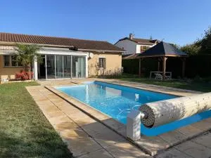 Maison de plein pieds avec jardin et piscine , location à la semaine - Peyrelongue-Abos