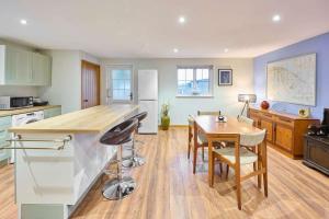 Host & Stay - Dovecote View