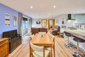 Host & Stay - Dovecote View