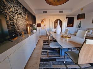 2305 - Luxury villa with sea view and pools