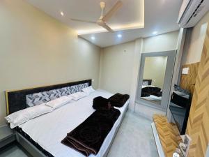 Hotel OM SHREE PALACE ,MAIN ROAD NEAR MAHAKAL TEMPLE AND RAILWAY STATION