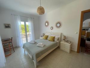 Dans une villa avec piscine privée, calme, proche des plages, vues mer et montagnes