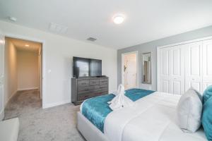 Spacious retreat w pool close to Disney 340