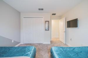 Spacious retreat w pool close to Disney 340