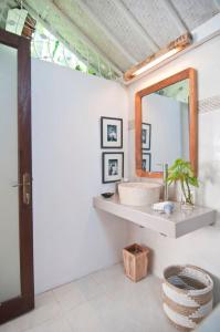 COZY 2 BR Villa Private POOL walk to the beach