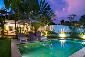 COZY 2 BR Villa Private POOL walk to the beach