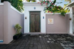 COZY 2 BR Villa Private POOL walk to the beach