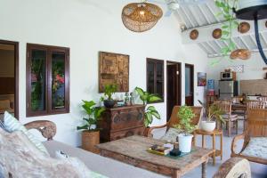 COZY 2 BR Villa Private POOL walk to the beach