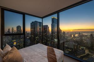 3BR with 180 Degrees Ocean and City Views, Pool, Spa and Gym