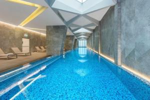 2BR Apartment, Panoramic 180 Degrees Views on 52nd Floor