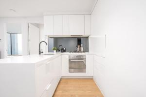 180 Degrees City Views, 2BR Apartment with Pool, Spa and Gym