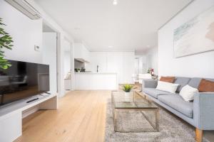 180 Degrees City Views, 2BR Apartment with Pool, Spa and Gym