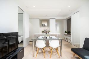 Modern 2BR Apartment Pool, Spa and Gym in CBD