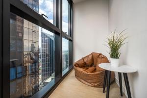 Modern 2BR Apartment Pool, Spa and Gym in CBD