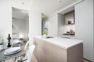 Modern 2BR Apartment Pool, Spa and Gym in CBD