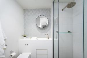 Modern 2BR Apartment Pool, Spa and Gym in CBD