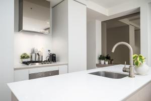 Modern 2BR Apartment Pool, Spa and Gym in CBD