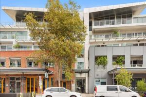 Urban Escape Steps to Restaurants, Bars & Trams by Custom Bnb Hosting