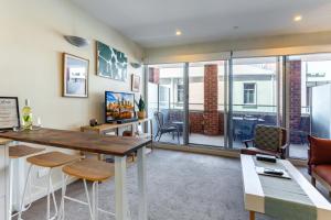 Urban Escape Steps to Restaurants, Bars & Trams by Custom Bnb Hosting