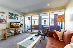 Urban Escape Steps to Restaurants, Bars & Trams by Custom Bnb Hosting