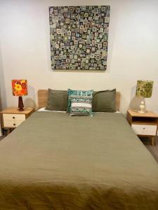 Urban Escape Steps to Restaurants, Bars & Trams by Custom Bnb Hosting