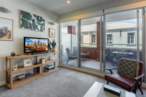 Urban Escape Steps to Restaurants, Bars & Trams by Custom Bnb Hosting