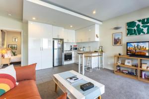 Urban Escape Steps to Restaurants, Bars & Trams by Custom Bnb Hosting