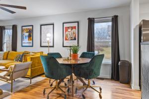 Pool Table WALK to Downtown Bars and Farmers Market