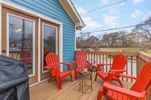 Pool Table WALK to Downtown Bars and Farmers Market