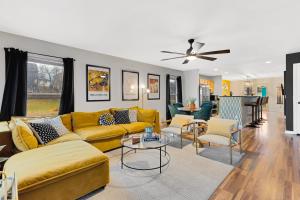 Pool Table WALK to Downtown Bars and Farmers Market