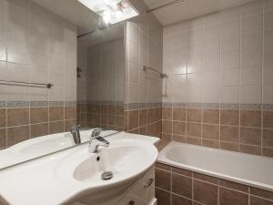 Studio spacieux avec balcon près des pistes et commerces, parking optionnel, animaux acceptés - FR-1-502-424