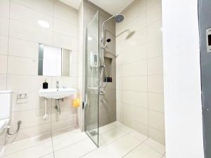 Up to 5 Pax,1Bedroom- above Paradigm mall & Escape JB