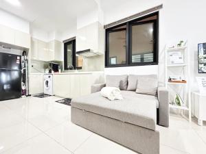 Up to 5 Pax,1Bedroom- above Paradigm mall & Escape JB