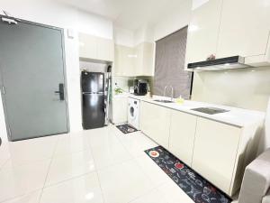 Up to 5 Pax,1Bedroom- above Paradigm mall & Escape JB