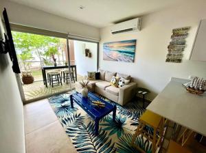 2 Bedroom Oceanfront Condo with Wi-Fi, AC and Pool