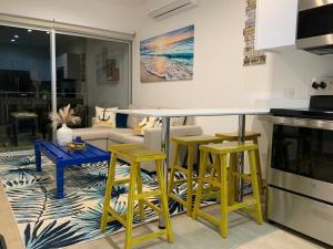 2 Bedroom Oceanfront Condo with Wi-Fi, AC and Pool