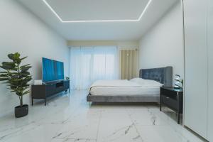 Tessa&Aurora - Incredible Lake View & Pool with Parking