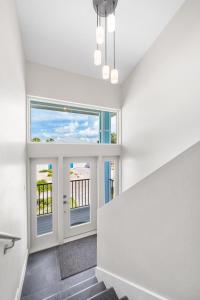 Mid Island Beach Getaway - Close to Beach, Heated Pool - Suntide - Roelens