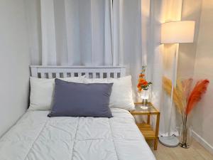 Hongdae OYO Stay, Free luggage keeping, Hongdae Station Green line and Airport train