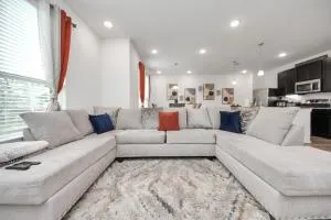 Stylish & Spacious 2BR Gem with King Suite Sleeps 6 - Kurio Heliport