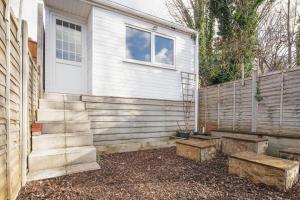 Spacious 3 Bedroom Home with PS5 and Pool Table Near O2 Arena Canary Wharf and Elizabeth Line to Central London