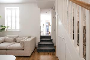 Spacious 3 Bedroom Home with PS5 and Pool Table Near O2 Arena Canary Wharf and Elizabeth Line to Central London